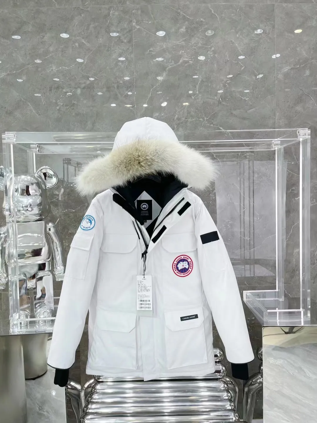 P800 Canada Goose "Canada Goose"🇨🇦 Beichen White / 08 Expedition Parka 4660M Product color: black, off-white, red, sand pink, sky blue, graphite gray, Beichen white, navy blue, sky blue, gray camouflage gray black label Product size: XS, S, M, L, XL, XXL The Expedition was originally a parka designed for scientists at the McMurdo Research Station in Antarctica. Whether your next journey takes you into the frozen urban jungle or across uncharted ice fields, wear Canada Goose's Expedition Parka and get proven results year after year in Antarctica by the National Science Foundation's Center for Polar Research.  Material list: 1⃣ Uses Y-shaped Velcro imported from Taiwan (exclusive in the market) 2⃣ Uses 18-count polyester-cotton blended fabric imported from South Korea (authentic synchronized fabric) 3⃣ National standard 80% white duck down, (zp uses 80% white duck down/90% of all boasts are fake) 4⃣ Western Canadian coyote hair (non-market dyed fox hair filled with wolf hair) Material analysis characteristics: 1⃣ The original/polyester-cotton fabric has a high polyester fiber content, and the polyester-cotton fabric has high heat and light resistance and good stability. It has bright colors, high fiber strength, durability, light resistance, heat resistance, and straightness. 2⃣ As we all know, the original version uses 80% white duck down. The fill power refers to the cubic inches of volume occupied by each ounce (30 grams) of down under certain conditions. If one ounce of down occupies 500 cubic inches, the fill power of the down is 500. So we can simply understand it as: fill power is the volume of down, and the volume of down is fill power. The higher the fill power of down, it means that under the same filling amount, down can fix a larger volume of air layer to keep warm and insulate, so the warmth retention of down is better. 3⃣ Western Canadian coyote hair, "large range of selected neck hair" is soft and fluffy, each wolf hair is 60-63 long / 14-16 wide at the peak, this width + preferred parts. It is basically unmatched by the same industry